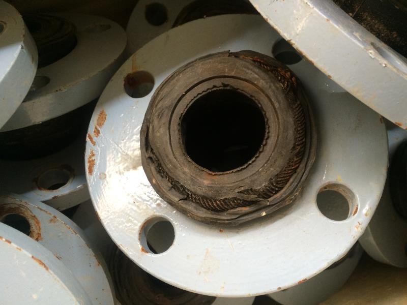 為什么橡膠軟接頭與對夾式軟密封蝶閥連接后出現(xiàn)泄漏現(xiàn)象？