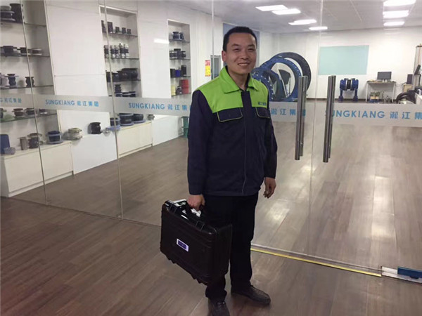 淞江集團(tuán)為波紋補(bǔ)償器產(chǎn)品進(jìn)行光譜儀檢測