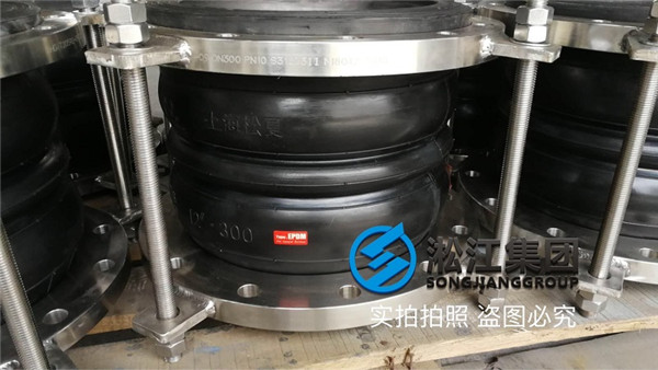 剛生產(chǎn)出來的雙球耐負(fù)壓橡膠軟接頭即將發(fā)貨