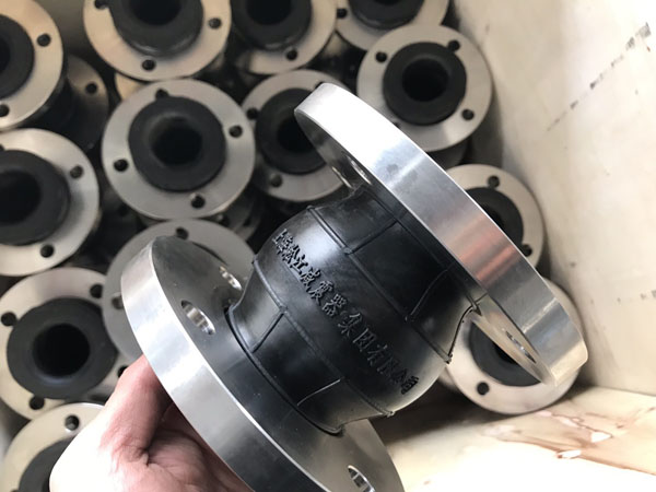 【造假】東莞某項(xiàng)目發(fā)現(xiàn)假冒偽劣上海淞江集團(tuán)橡膠接頭產(chǎn)品