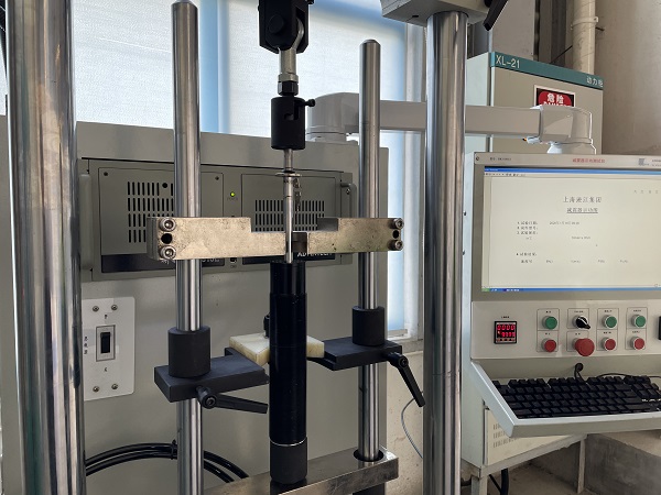 淞江集團(tuán)進(jìn)一步提高減震器品質(zhì) 檢測(cè)中心又添一臺(tái)檢測(cè)設(shè)備