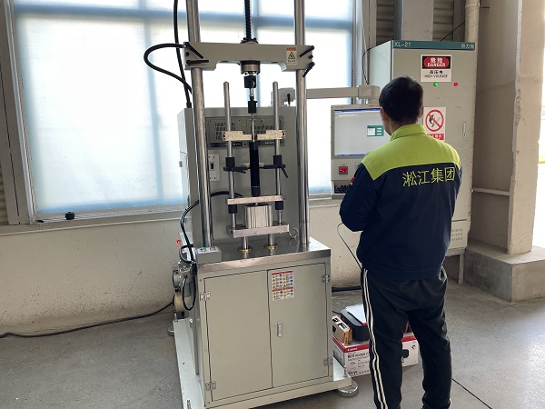淞江集團(tuán)進(jìn)一步提高減震器品質(zhì) 檢測(cè)中心又添一臺(tái)檢測(cè)設(shè)備